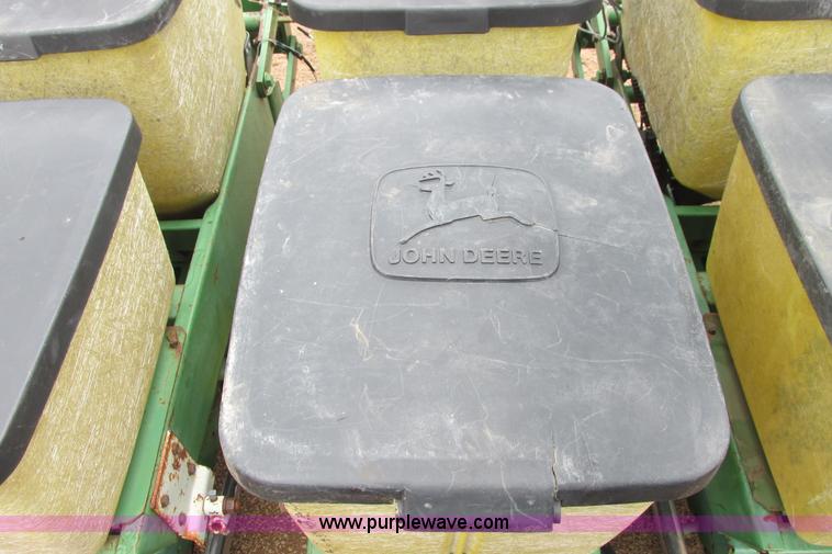 image for item I9565 1981 John Deere 7100 planter