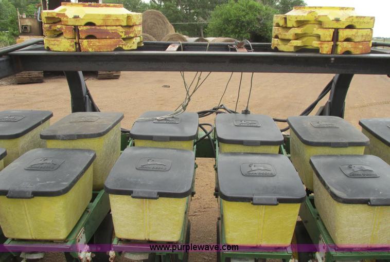 image for item I9565 1981 John Deere 7100 planter