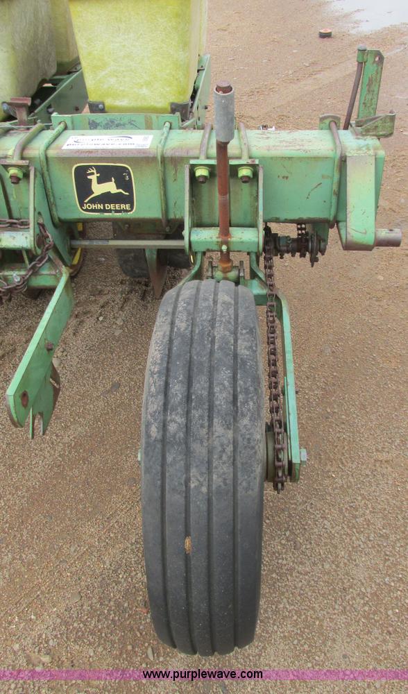 image for item I9565 1981 John Deere 7100 planter