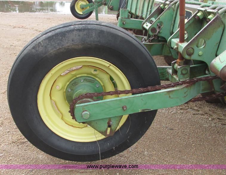 image for item I9565 1981 John Deere 7100 planter