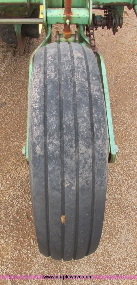 image for item I9565 1981 John Deere 7100 planter