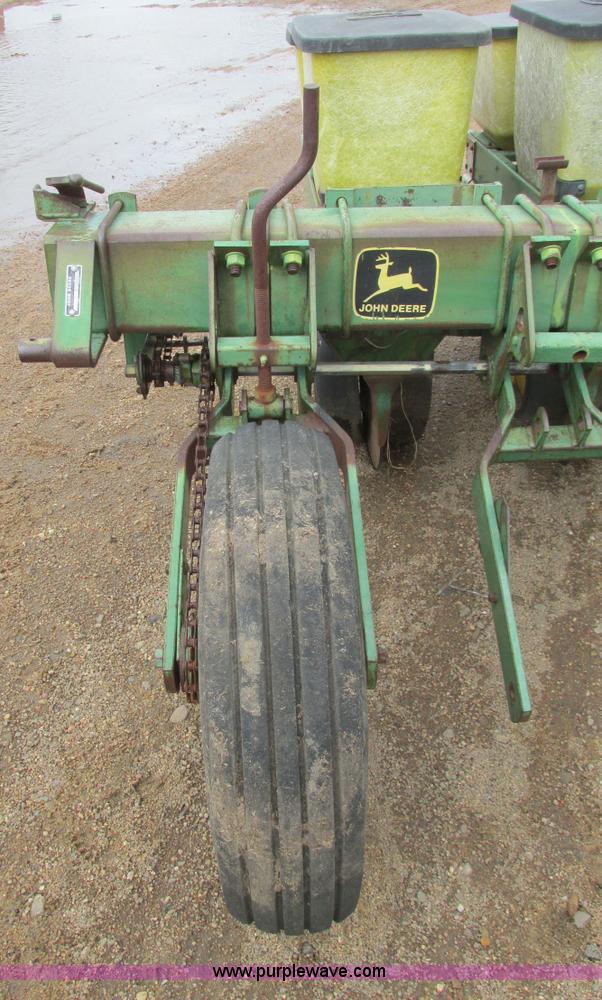 image for item I9565 1981 John Deere 7100 planter