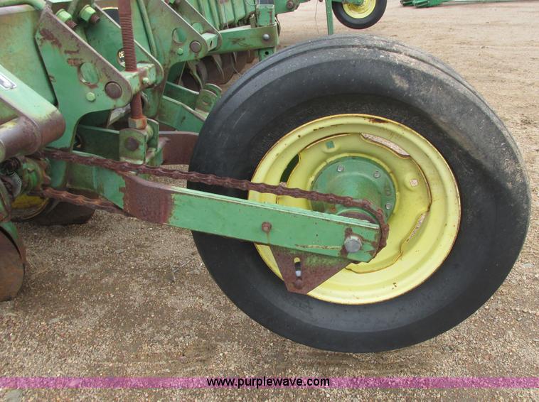 image for item I9565 1981 John Deere 7100 planter