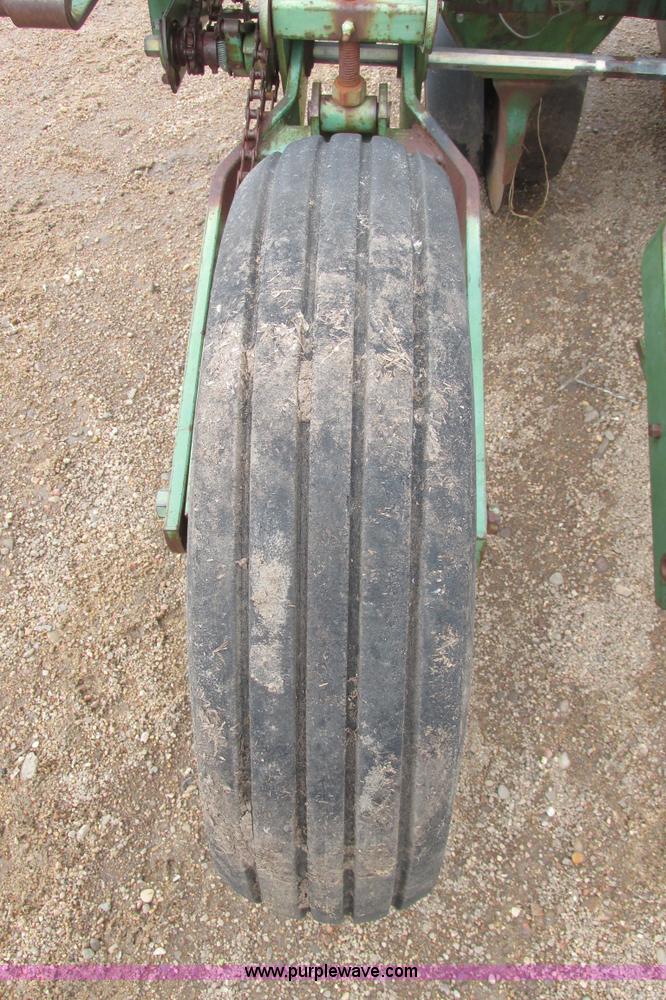 image for item I9565 1981 John Deere 7100 planter