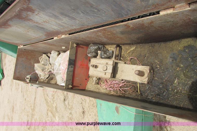 image for item I9574 1987 John Deere 530 round baler