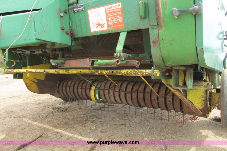 image for item I9574 1987 John Deere 530 round baler