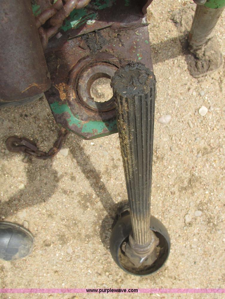 image for item I9574 1987 John Deere 530 round baler