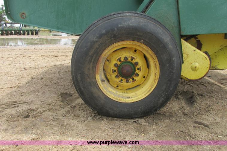 image for item I9574 1987 John Deere 530 round baler