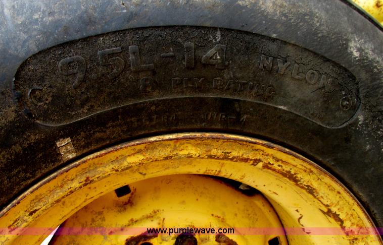 image for item I9574 1987 John Deere 530 round baler