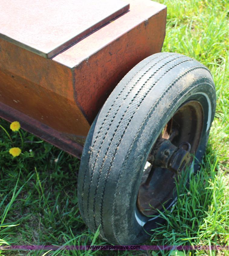 image for item J1084 Ezee Flow 100 seeder