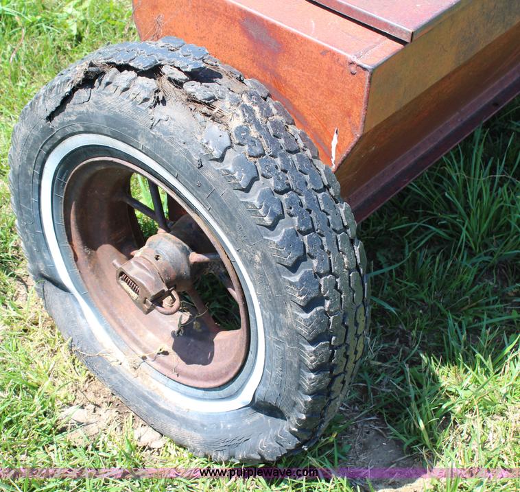 image for item J1084 Ezee Flow 100 seeder