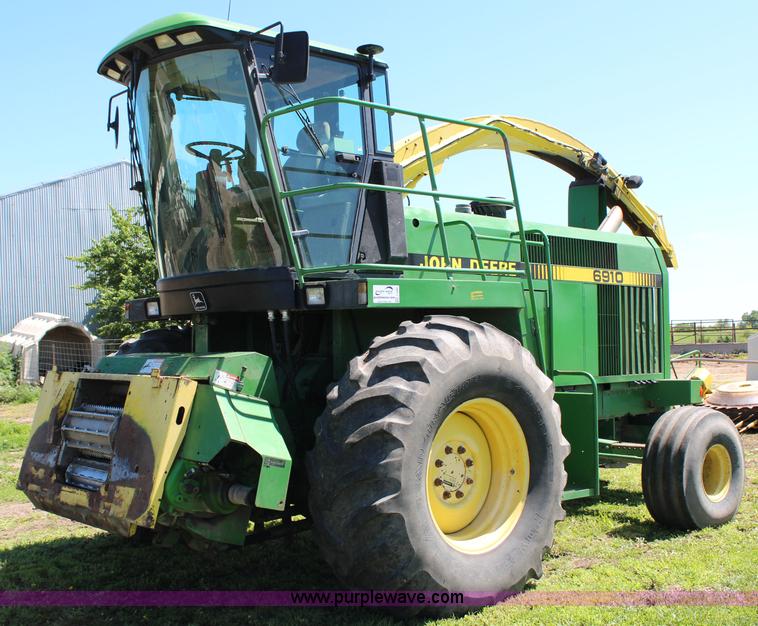 image for item J1095 1993 John Deere 6910 forage harvester