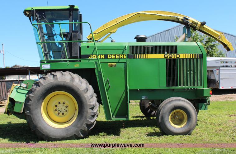 image for item J1095 1993 John Deere 6910 forage harvester