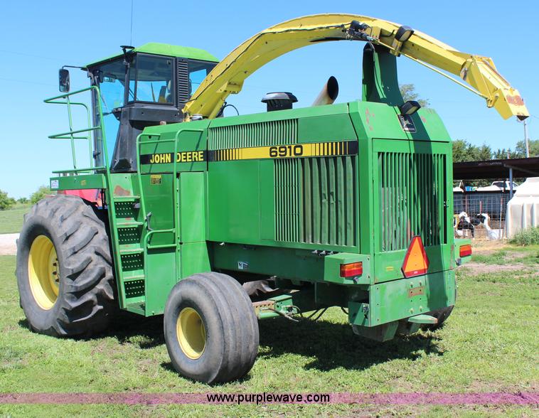 image for item J1095 1993 John Deere 6910 forage harvester