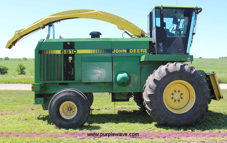 image for item J1095 1993 John Deere 6910 forage harvester
