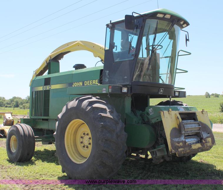image for item J1095 1993 John Deere 6910 forage harvester