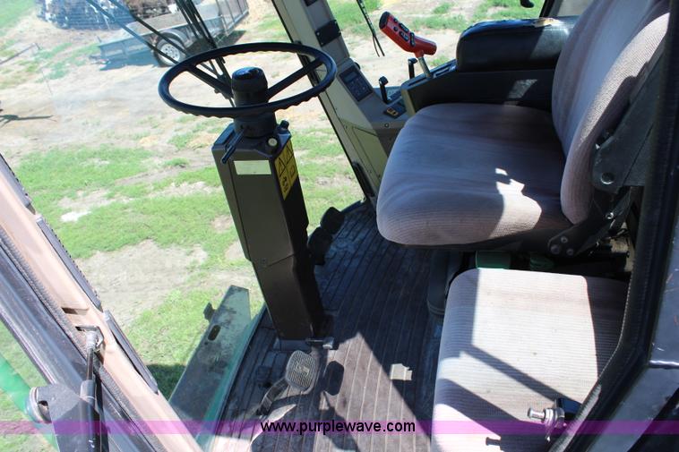 image for item J1095 1993 John Deere 6910 forage harvester