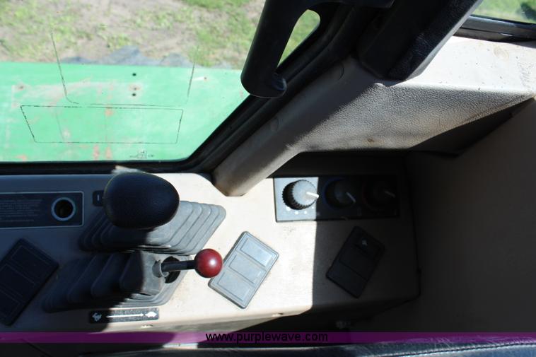 image for item J1095 1993 John Deere 6910 forage harvester