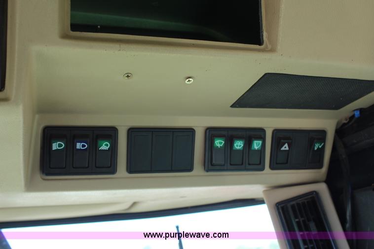 image for item J1095 1993 John Deere 6910 forage harvester