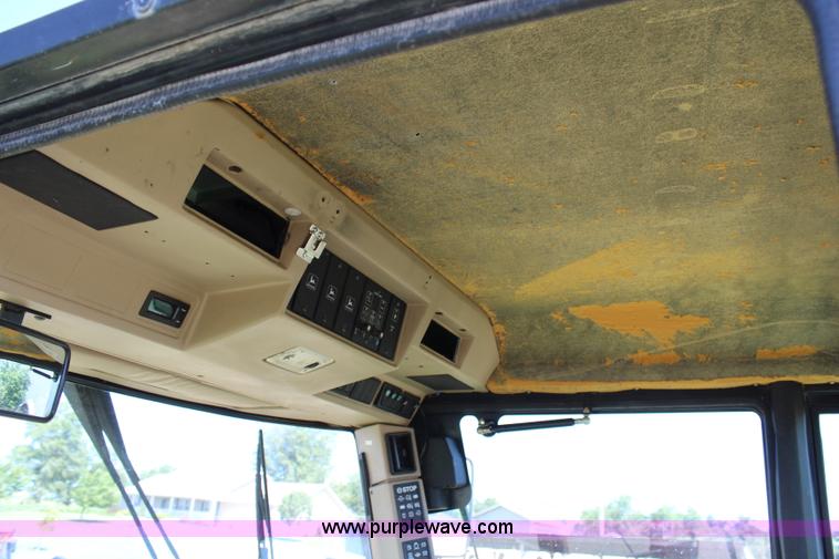 image for item J1095 1993 John Deere 6910 forage harvester