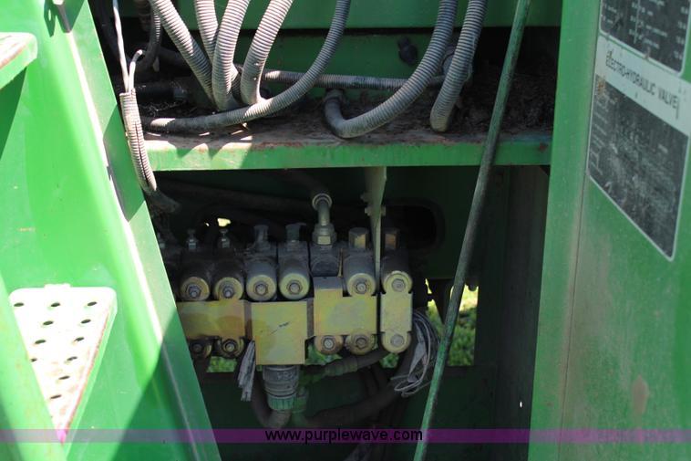 image for item J1095 1993 John Deere 6910 forage harvester