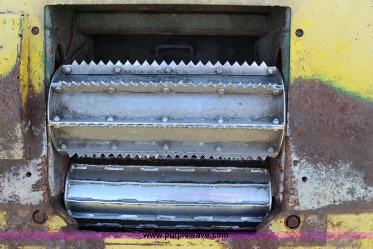 image for item J1095 1993 John Deere 6910 forage harvester