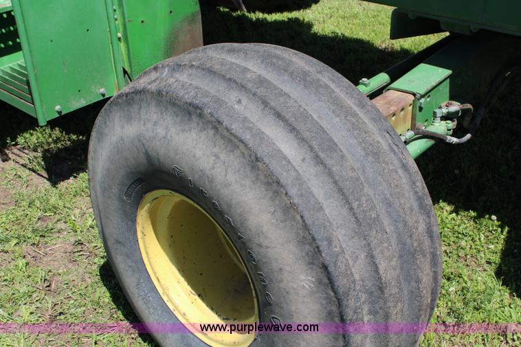 image for item J1095 1993 John Deere 6910 forage harvester