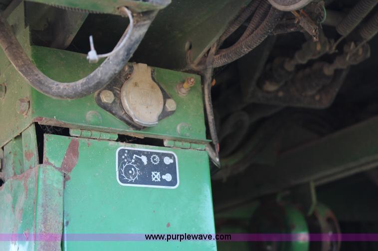 image for item J1095 1993 John Deere 6910 forage harvester