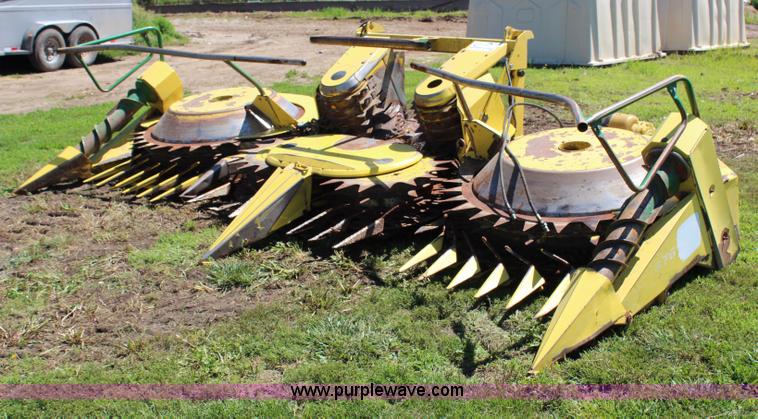 image for item J1104 2002 John Deere 676 rotary forage head