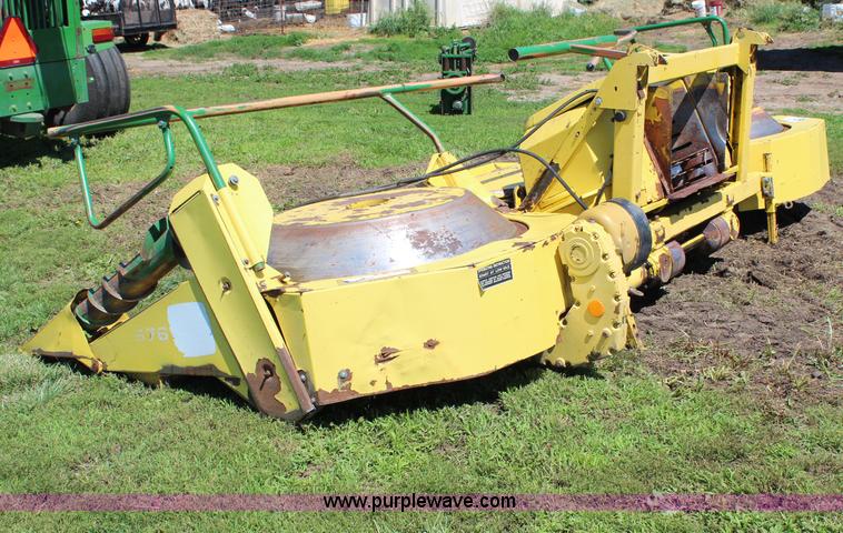 image for item J1104 2002 John Deere 676 rotary forage head