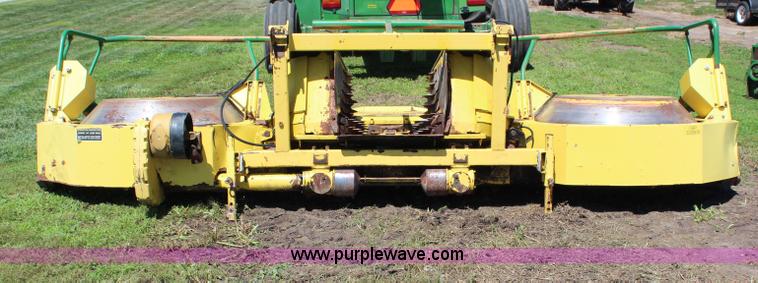 image for item J1104 2002 John Deere 676 rotary forage head