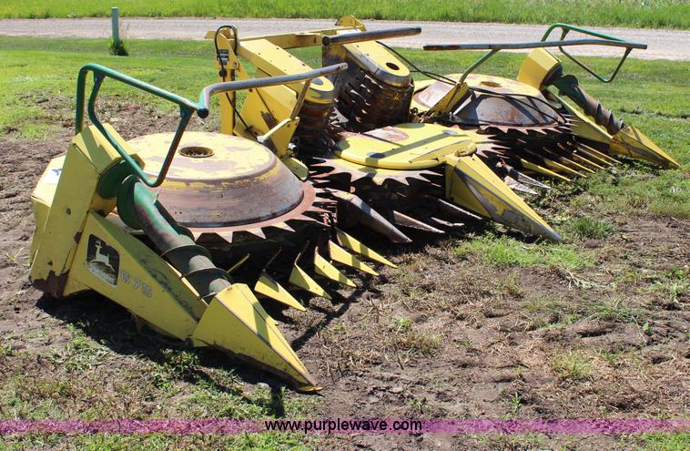 image for item J1104 2002 John Deere 676 rotary forage head