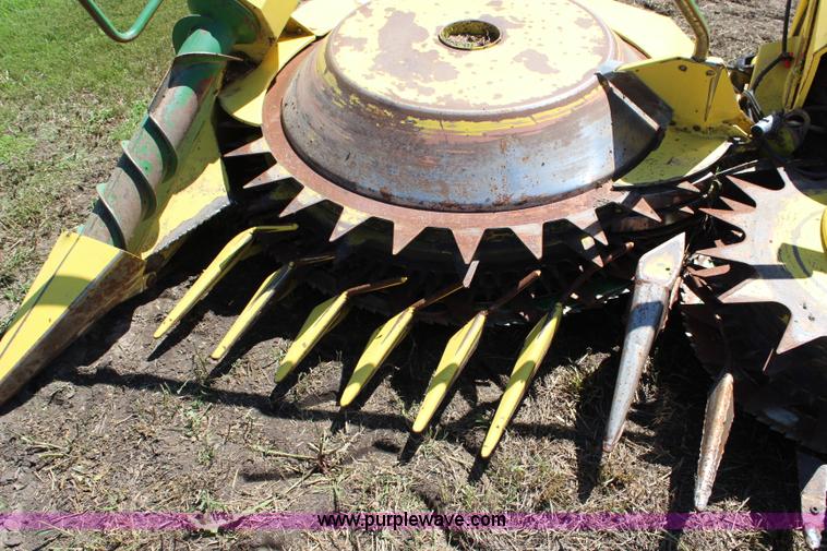 image for item J1104 2002 John Deere 676 rotary forage head