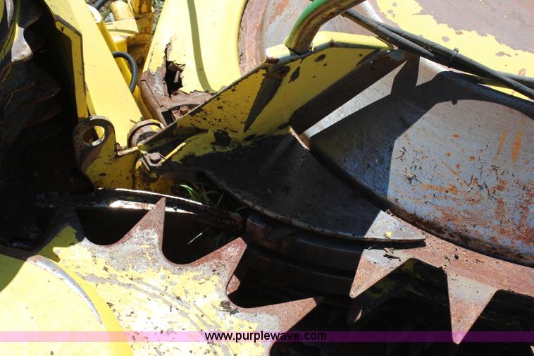 image for item J1104 2002 John Deere 676 rotary forage head