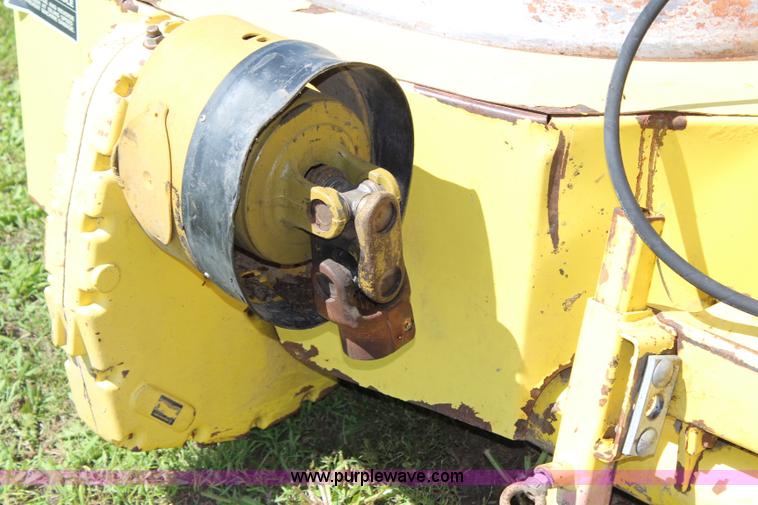 image for item J1104 2002 John Deere 676 rotary forage head