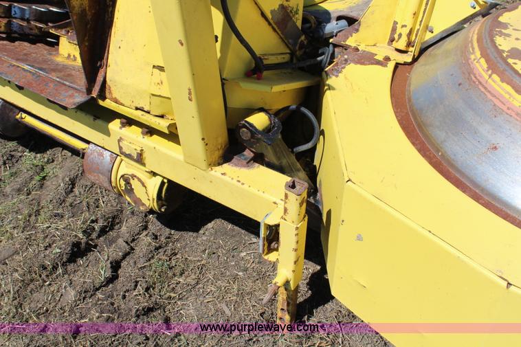 image for item J1104 2002 John Deere 676 rotary forage head
