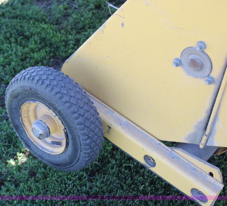 image for item J1112 1998 New Holland 590 large square baler