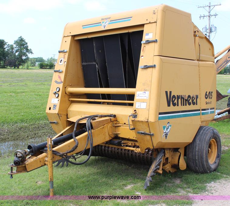 image for item J1137 Vermeer 605K round baler