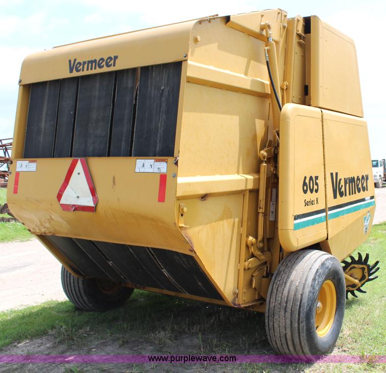image for item J1137 Vermeer 605K round baler