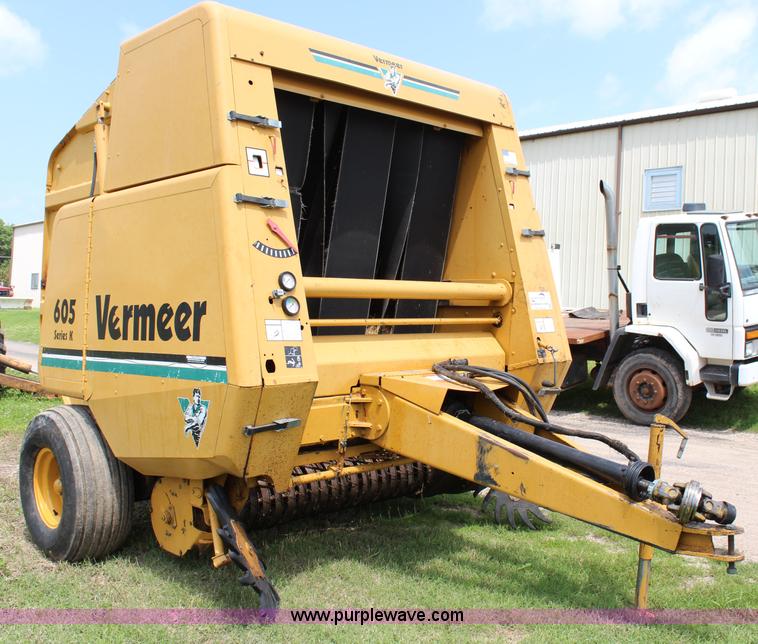 image for item J1137 Vermeer 605K round baler