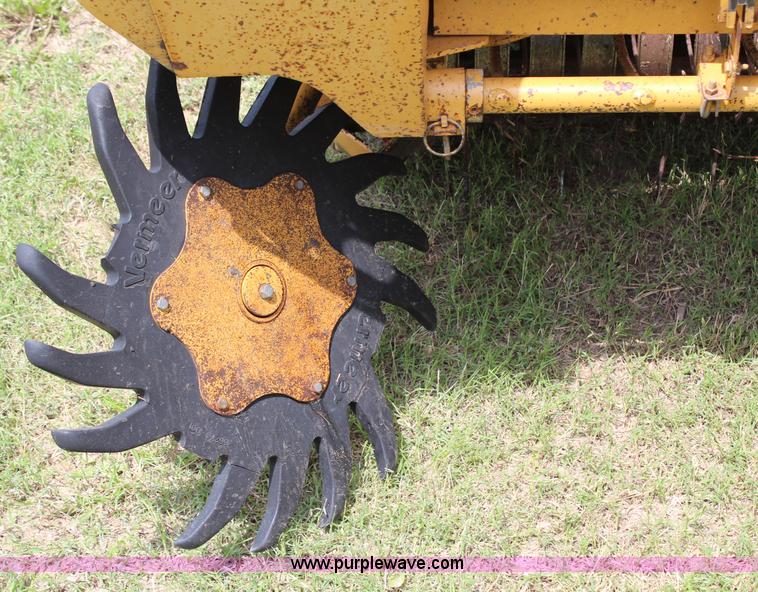 image for item J1137 Vermeer 605K round baler