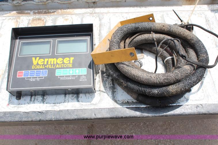 image for item J1137 Vermeer 605K round baler