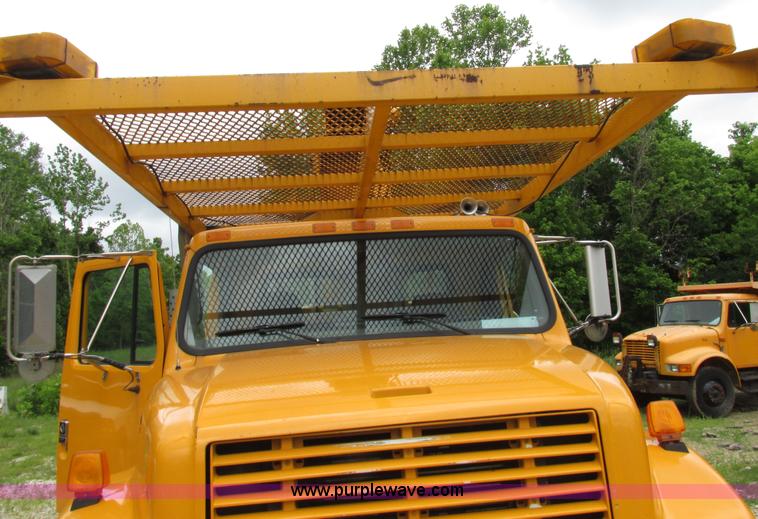 image for item AN9035 2000 International 4900 aerial truck