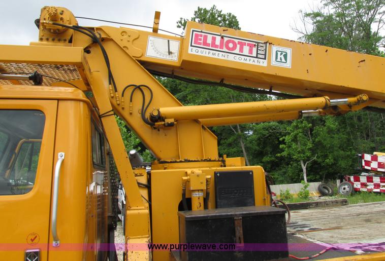 image for item AN9035 2000 International 4900 aerial truck