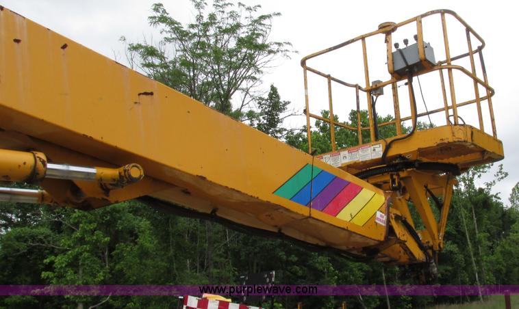 image for item AN9035 2000 International 4900 aerial truck