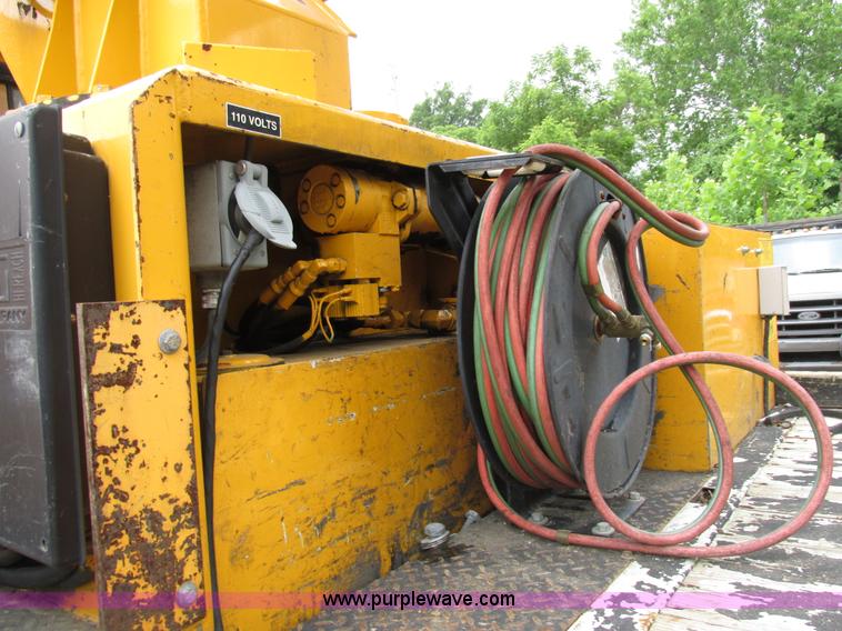 image for item AN9035 2000 International 4900 aerial truck