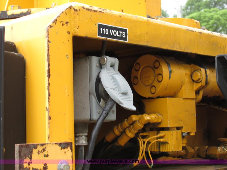 image for item AN9035 2000 International 4900 aerial truck