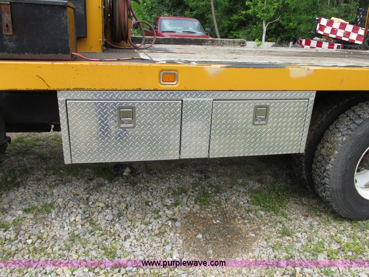 image for item AN9035 2000 International 4900 aerial truck