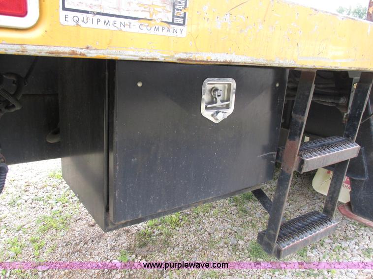 image for item AN9035 2000 International 4900 aerial truck