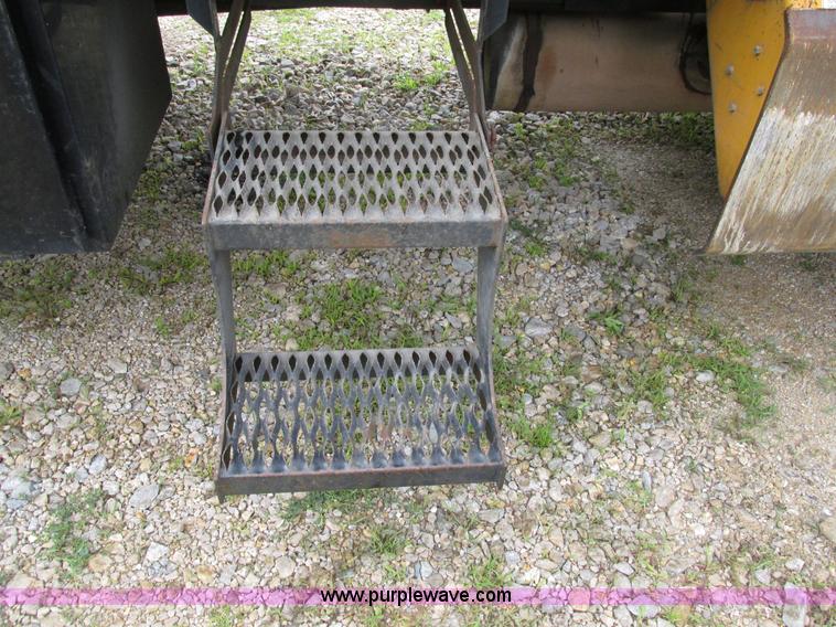 image for item AN9035 2000 International 4900 aerial truck